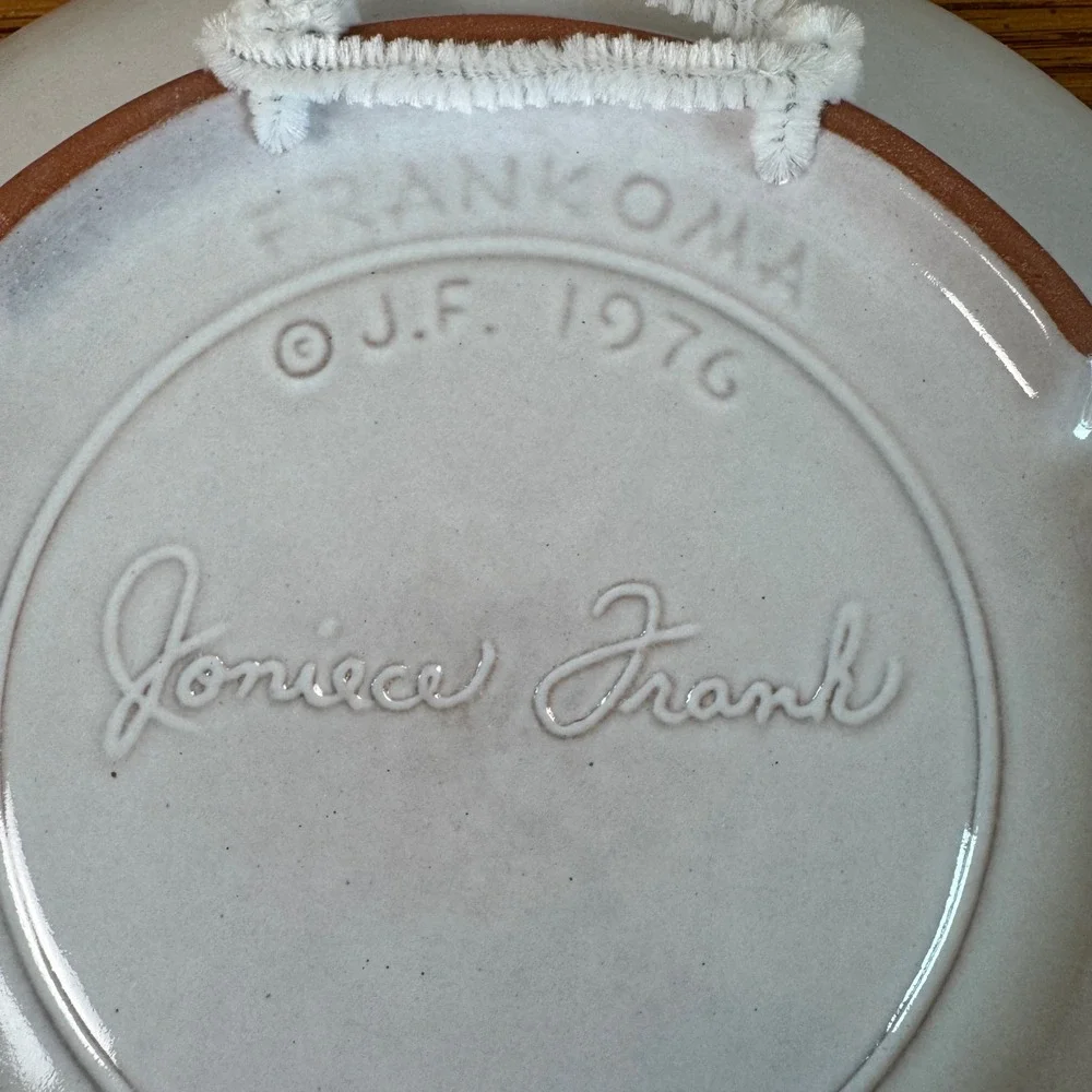 Frankoma Joniece‎ Frank The Gift of Love 1976 Christmas Plate White Sand Pottery